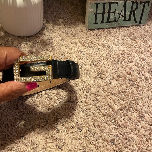 ♣️ GUESS Vintage Y2K Black XL belt w a Rhinestone Goldtone G buckle Like New - Picture 3 of 16